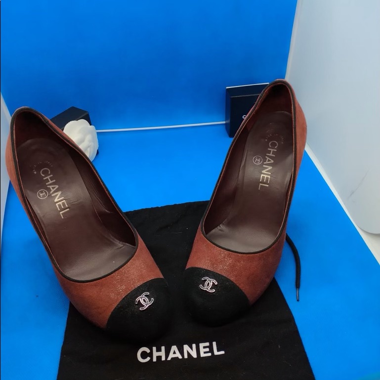 Chanel Rare Vintage Suede Cap Toe Cc Adornment Maroon/Wine And Black Pum